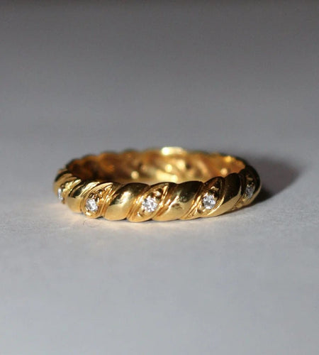 Bague 52 Alliance godronnée en or jaune 18 carats et diamants 58 Facettes 569.3