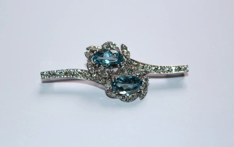 Broche Broche rétro en or gris 18 carats, aigues-marines et diamants 58 Facettes 580