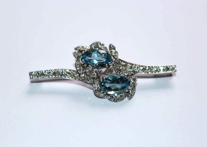 Broche Broche rétro en or gris 18 carats, aigues-marines et diamants 58 Facettes 580