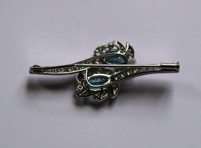 Broche Broche rétro en or gris 18 carats, aigues-marines et diamants 58 Facettes 580