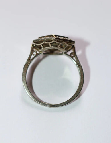 Bague 56 Bague Art déco hexagonale en or blanc et platine, diamants et saphirs 58 Facettes 156