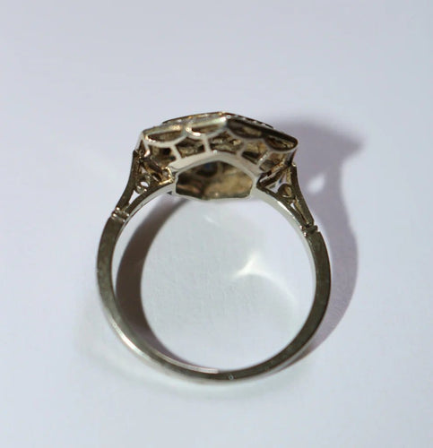 Bague 56 Bague Art déco hexagonale en or blanc et platine, diamants et saphirs 58 Facettes 156