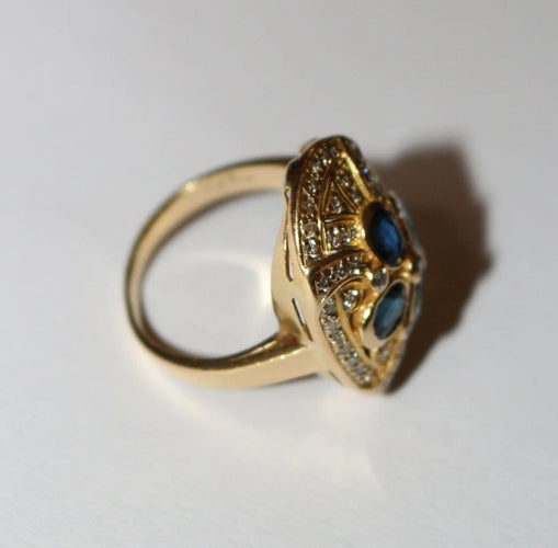 Bague 52 Bague ovale en or jaune 18 carats, saphirs et diamants 58 Facettes 587