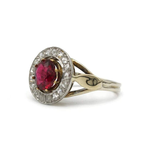 Bague 52 Bague en or jaune sertie d’un grenat et de diamants 58 Facettes 1090