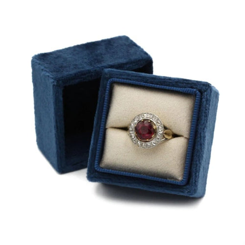 Bague 52 Bague en or jaune sertie d’un grenat et de diamants 58 Facettes 1090