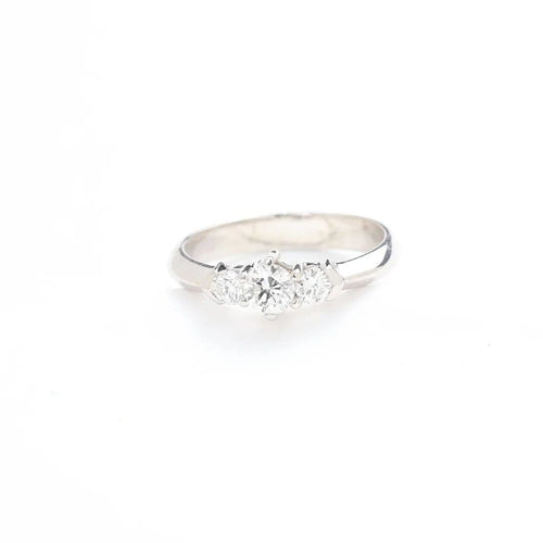 Bague Bague trois pierres en or blanc 18 carats avec diamants 58 Facettes 146/23