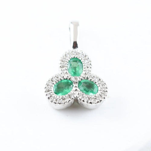 Pendentif Pendentif trèfle en or blanc 18 carats avec émeraudes et diamants 58 Facettes 3637
