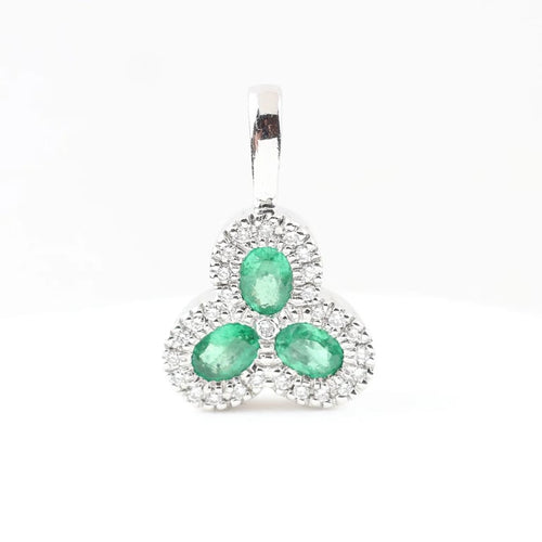 Pendentif Pendentif trèfle en or blanc 18 carats avec émeraudes et diamants 58 Facettes 3637