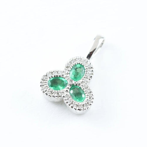 Pendentif Pendentif trèfle en or blanc 18 carats avec émeraudes et diamants 58 Facettes 3637