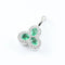 Pendentif Pendentif trèfle en or blanc 18 carats avec émeraudes et diamants 58 Facettes 3637