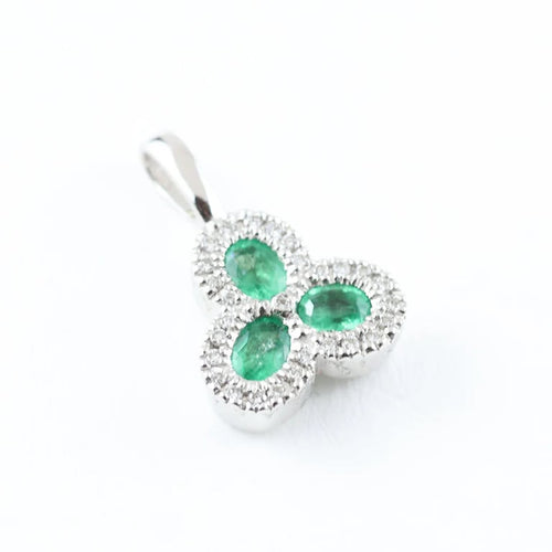 Pendentif Pendentif trèfle en or blanc 18 carats avec émeraudes et diamants 58 Facettes 3637