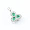 Pendentif Pendentif trèfle en or blanc 18 carats avec émeraudes et diamants 58 Facettes 3637