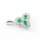 Pendentif Pendentif trèfle en or blanc 18 carats avec émeraudes et diamants 58 Facettes 3637