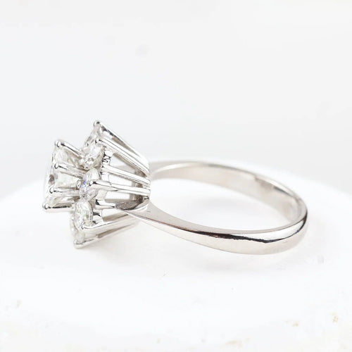 Bague Bague rosette en or blanc 18 carats avec diamants 58 Facettes 136043