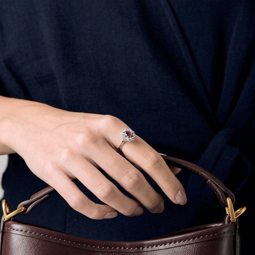 Bague 51.5 Bague marguerite en or gris 18k, rubis ovale et diamants 58 Facettes BA214