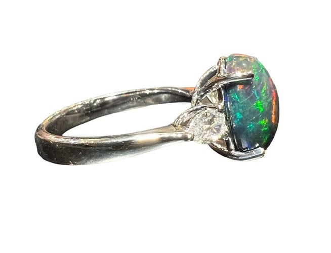 Bague 54 Bague opale noire et diamants taille poire en or blanc 18 carats 58 Facettes 7786 A