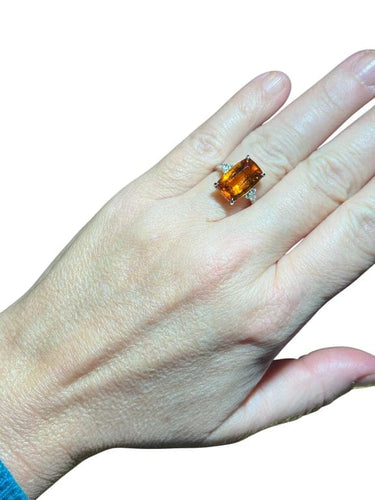Bague 54 Bague en or blanc 18 carats, grenat spessartite 6,40 ct et 6 diamants 58 Facettes 7814 A
