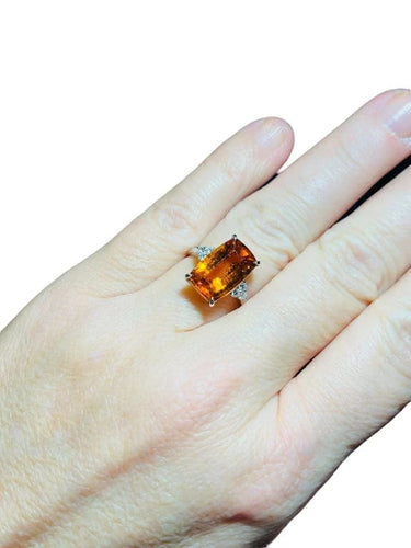 Bague 54 Bague en or blanc 18 carats, grenat spessartite 6,40 ct et 6 diamants 58 Facettes 7814 A