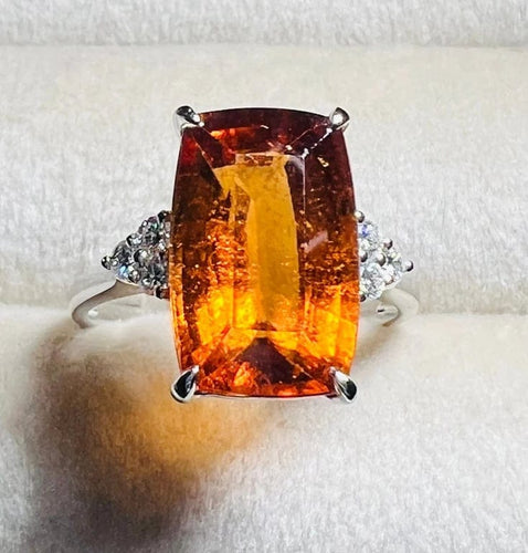 Bague 54 Bague en or blanc 18 carats, grenat spessartite 6,40 ct et 6 diamants 58 Facettes 7814 A