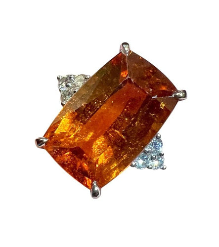 Bague 54 Bague en or blanc 18 carats, grenat spessartite 6,40 ct et 6 diamants 58 Facettes 7814 A