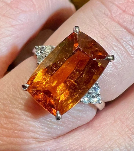 Bague 54 Bague en or blanc 18 carats, grenat spessartite 6,40 ct et 6 diamants 58 Facettes 7814 A