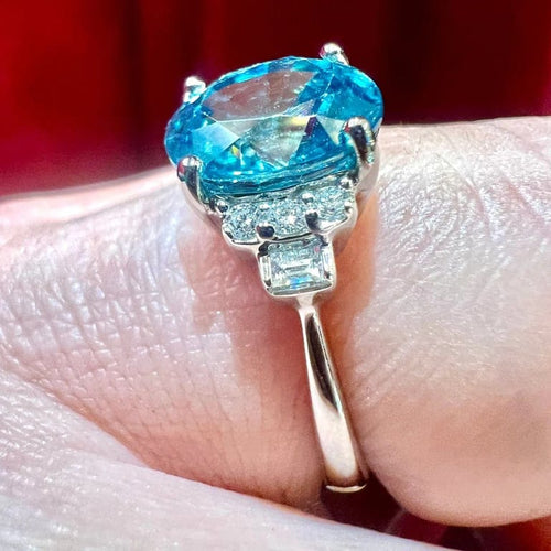 Bague 53 Bague en or blanc 18 carats avec zircon bleu et diamants 58 Facettes 7850 A