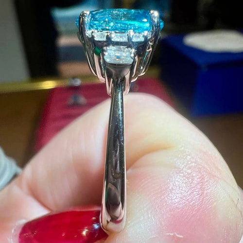 Bague 53 Bague en or blanc 18 carats avec zircon bleu et diamants 58 Facettes 7850 A