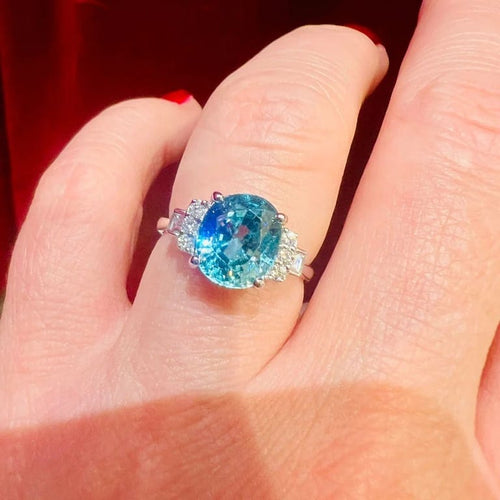 Bague 53 Bague en or blanc 18 carats avec zircon bleu et diamants 58 Facettes 7850 A