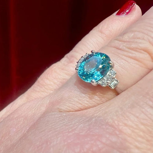 Bague 53 Bague en or blanc 18 carats avec zircon bleu et diamants 58 Facettes 7850 A
