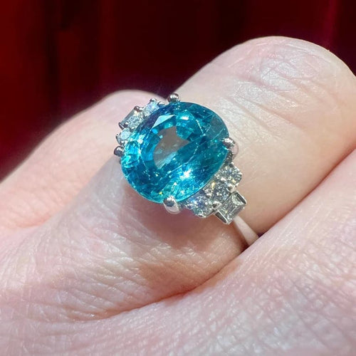Bague 53 Bague en or blanc 18 carats avec zircon bleu et diamants 58 Facettes 7850 A