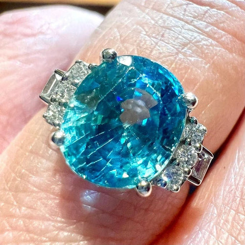 Bague 53 Bague en or blanc 18 carats avec zircon bleu et diamants 58 Facettes 7850 A