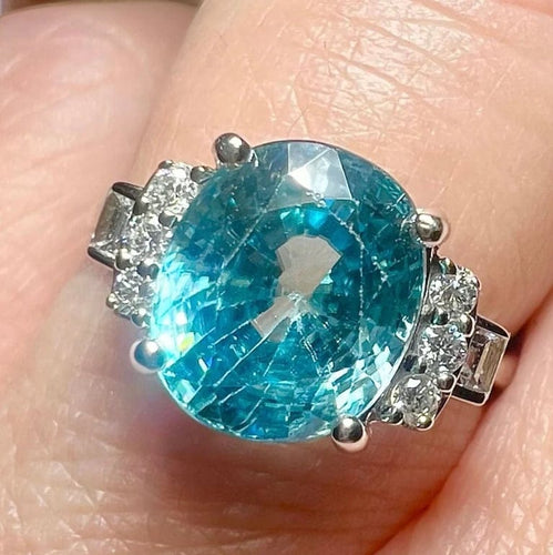 Bague 53 Bague en or blanc 18 carats avec zircon bleu et diamants 58 Facettes 7850 A