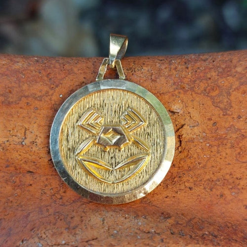 Pendentif Médaille signe du zodiaque Cancer en or jaune 18k 58 Facettes 221