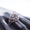 Bague 56 Bague dôme en or gris et diamants taille brillant 58 Facettes 3903