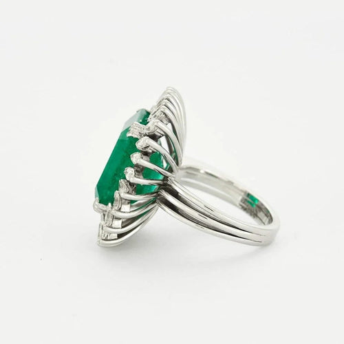 Bague 53 Bague marguerite en or blanc 18k et émeraude 13ct 58 Facettes 1972