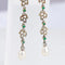 Boucles d'oreilles Pendants d’oreilles - Motifs floraux en or gris 18 carats, émeraudes et diamants 58 Facettes