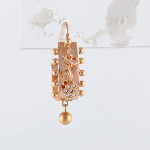 Boucles d'oreilles Boucles d’oreilles pendantes « briquet » XIXe en or jaune 18 carats et demi-perles 58 Facettes