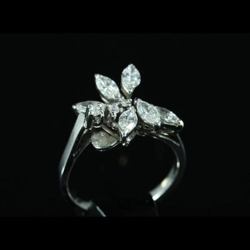Bague 51 Bague fleur en or blanc et diamants 58 Facettes A1442
