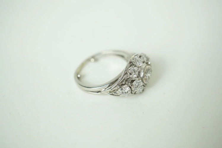 Bague 48 Bague marguerite en or blanc 18 k et diamants 58 Facettes SQ8512637