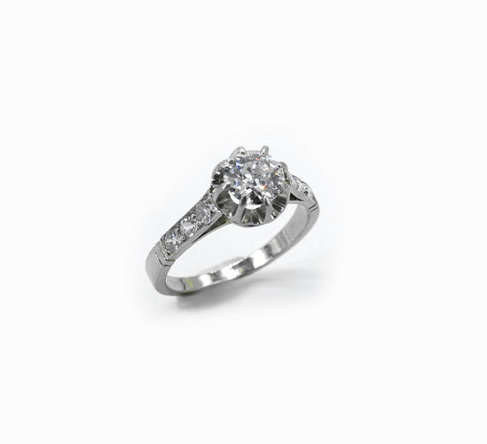 Bague 52 Bague solitaire ancienne en or blanc 18 carats et platine, diamants 58 Facettes