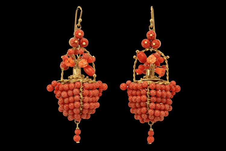 Boucles d'oreilles Boucles d'oreilles anciennes - Paniers en or jaune 14 carats et corail 58 Facettes 7714