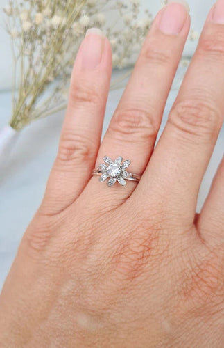 Bague 50 Bague fleur vintage en or gris 18 carats 58 Facettes 282