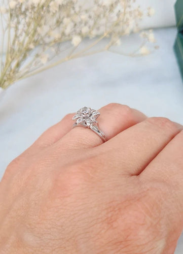 Bague 50 Bague fleur vintage en or gris 18 carats 58 Facettes 282