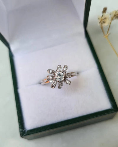 Bague 50 Bague fleur vintage en or gris 18 carats 58 Facettes 282