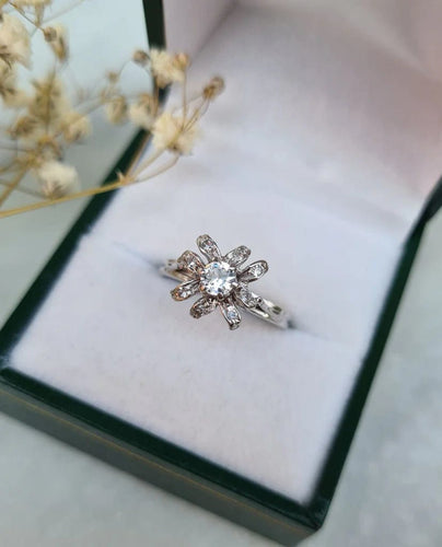 Bague 50 Bague fleur vintage en or gris 18 carats 58 Facettes 282