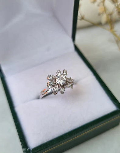 Bague 50 Bague fleur vintage en or gris 18 carats 58 Facettes 282