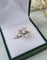 Bague 50 Bague fleur vintage en or gris 18 carats 58 Facettes 282