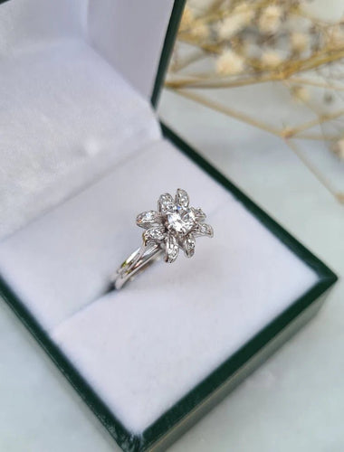 Bague 50 Bague fleur vintage en or gris 18 carats 58 Facettes 282