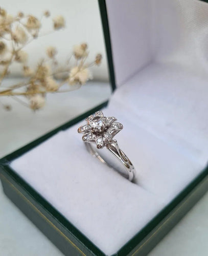 Bague 50 Bague fleur vintage en or gris 18 carats 58 Facettes 282