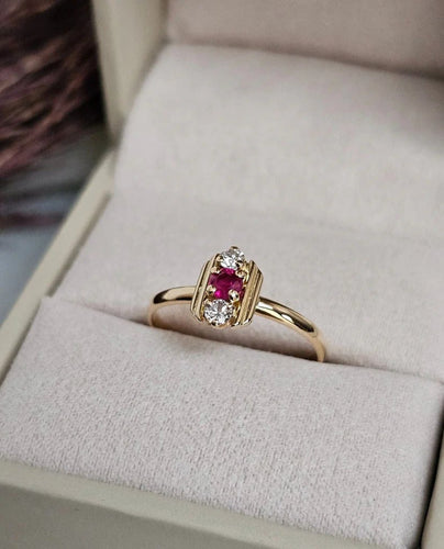 Bague 50.5 Bague en or jaune 18 carats avec rubis et diamants 58 Facettes 712